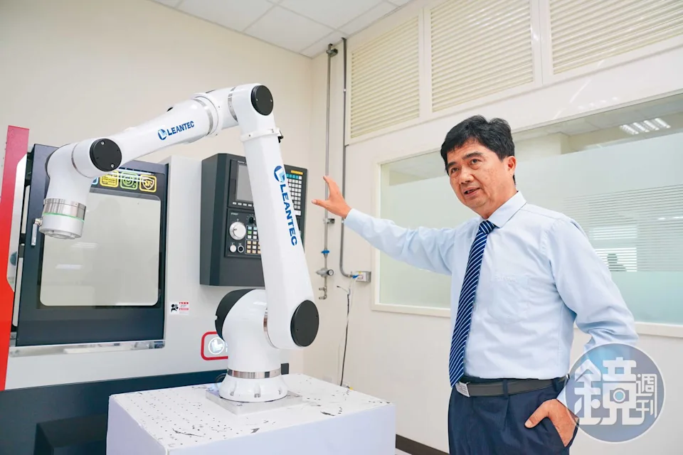 鎖定智慧機器人市場，新代科技整合集團資源，將自家機械手臂內建於工具機台，統一由工具機控制器操作。