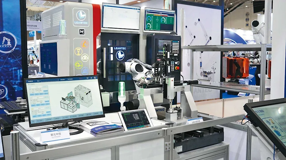 未來AI的決勝關鍵在於軟體，故新代定調「重軟不重硬」，強調產品能連結互聯網、搭載系統。（翻攝新代科技臉書）